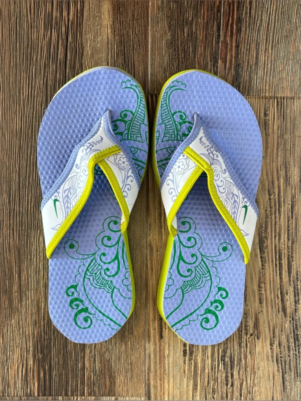 Y2K Nike Flip Flops Sandals Womens 6 Periwinkle Blue Lime Green Henna Pattern